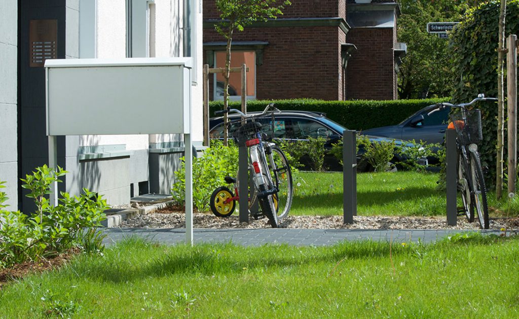 Vorgarten in der Lützowstraße, Düsseldorf-Derendorf Fahrradständer mit zwei Fahrrädern vor einem BWB-Gebäude