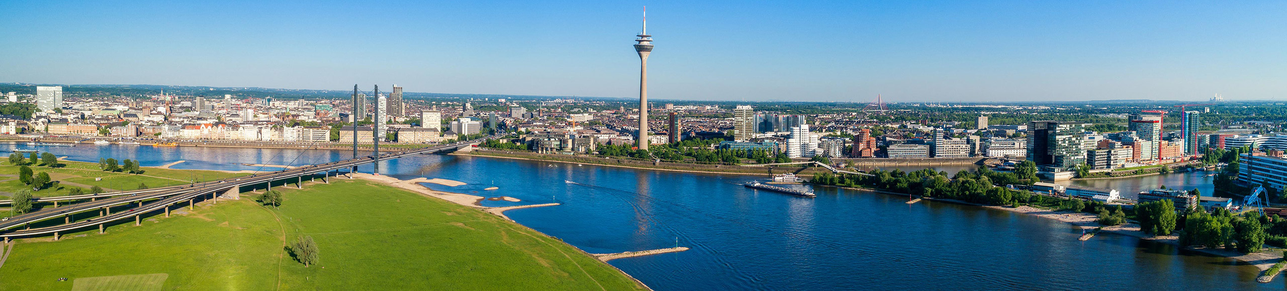 Düsseldorf, Heimat der BWB und ihrer zahlreichen Häuser Panorama der Stadt Düsseldorf von der linken Rheinseite aus gesehen