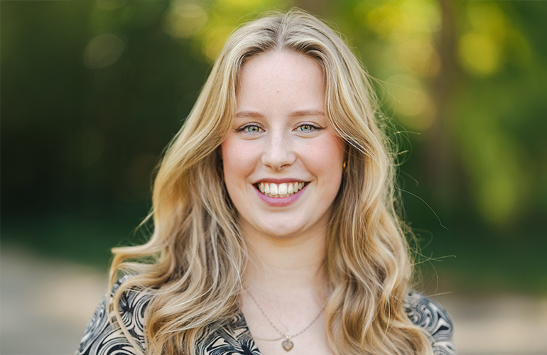 Portrait Lea Sophie Backes vor Parklandschaft