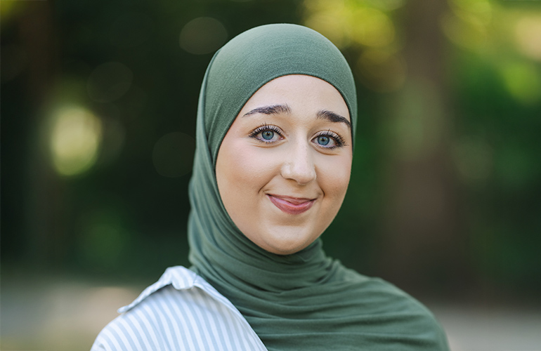 Portrait von Zarah Harcho vor Parklandschaft