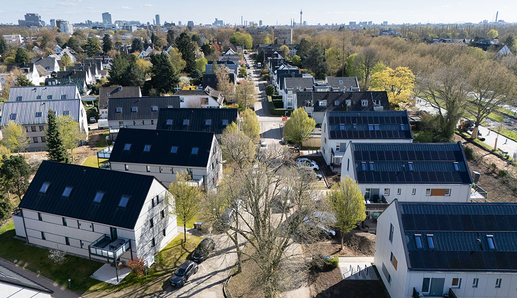 Luftaufnahme sanierter bwb-Gebäude der „Lönssiedlung“ in Düsseldorf-Stockum