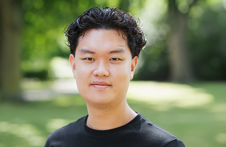 Portrait Duy Anh Nguyen in Parklandschaft